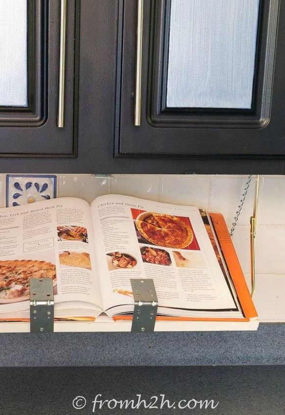 prepara tu cocina para la navidad 11 ideas, Estante para libros de cocina IPad de bricolaje bajo el gabinete