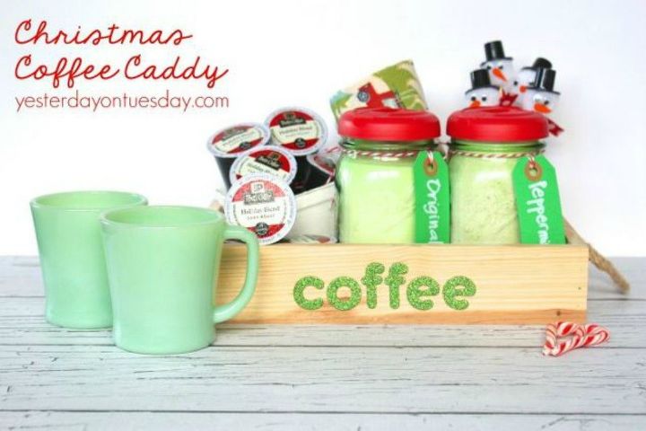 haz sonrer a tus invitados con estos puestos de bebidas calientes diy, Caja de caf de Navidad Mason Jar Hack