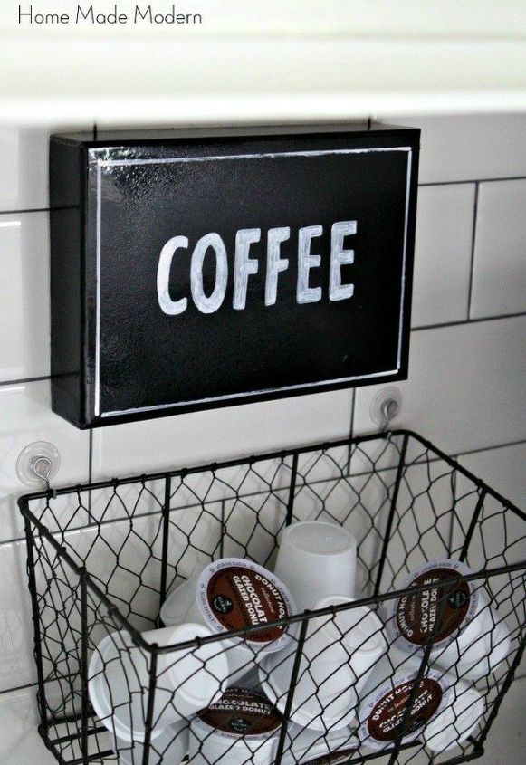 haz sonrer a tus invitados con estos puestos de bebidas calientes diy, Estaci n de caf arreglada y soporte colgante para tazas de caf