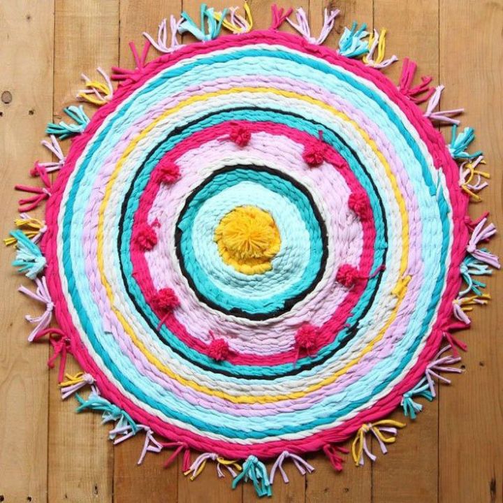 agarra un aro de hula para estas 10 increbles ideas de decoracin, Teje una alfombra con camisetas viejas