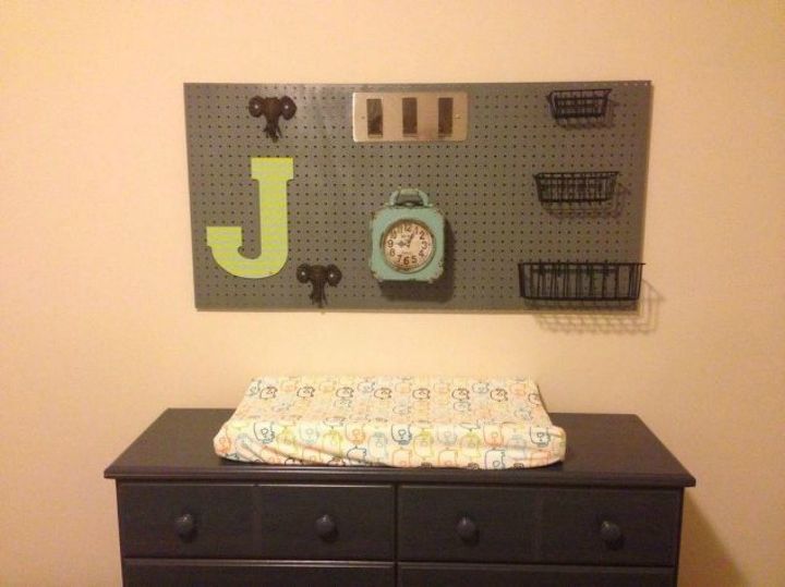 17 increbles ideas para la habitacin del beb de madres muy creativas, Tablero de clavijas para la habitaci n del beb