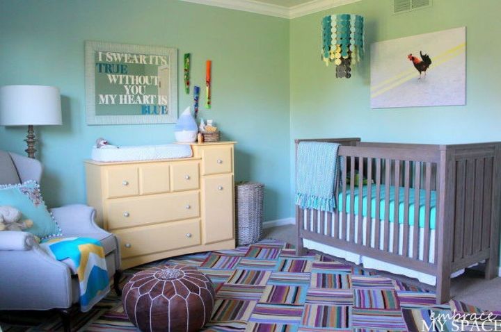 17 increbles ideas para la habitacin del beb de madres muy creativas, Colorido cuarto infantil de g nero neutro lleno de bricolaje
