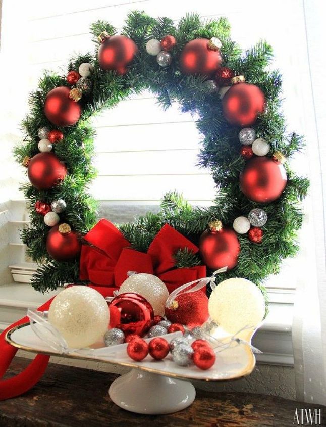 s don t hang your wreath before you see these 12 updates, crafts, wreaths, Change it up with different size ornaments