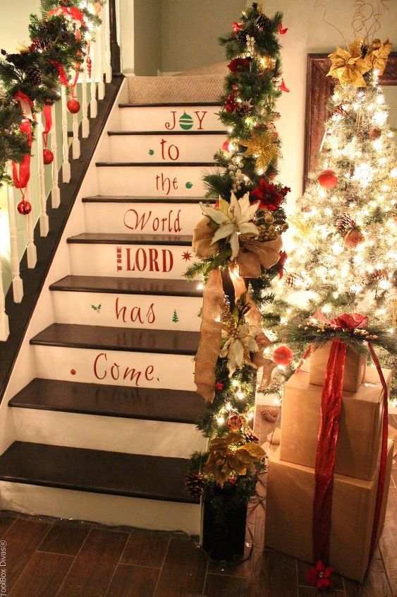 amazing staircase idea for christmas, stairs