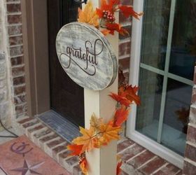 haz sonrer a tus vecinos con estas 12 ideas para el porche, Coloca un bonito poste de bienvenida cerca de tu puerta