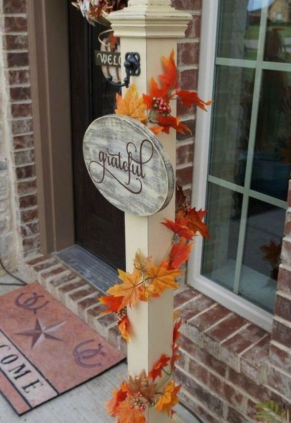 s haz sonreir a tus vecinos con estas 12 ideas para el porche, Coloca un bonito poste de bienvenida cerca de tu puerta