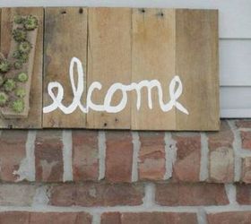 haz sonrer a tus vecinos con estas 12 ideas para el porche, A ade suculentas a tu cartel de bienvenida