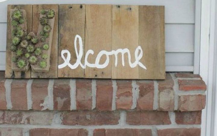 faa seus vizinhos sorrirem com essas 12 ideias de varanda, Sinal de boas vindas com suculentas