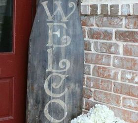 haz sonrer a tus vecinos con estas 12 ideas para el porche, Convierte una tabla de planchar vintage en decoraci n para la puerta