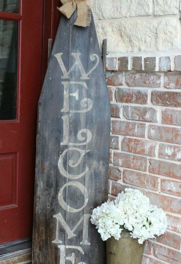 faa seus vizinhos sorrirem com essas 12 ideias de varanda, Uma t bua de engomar vintage convertida em sinal de boas vindas