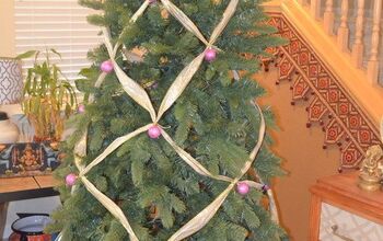 Árbol de Navidad con cintas cruzadas