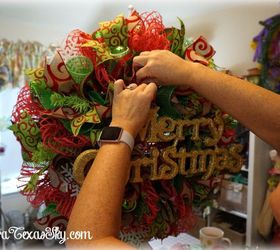 deco mesh christmas wreath using window pane mesh, crafts, wreaths