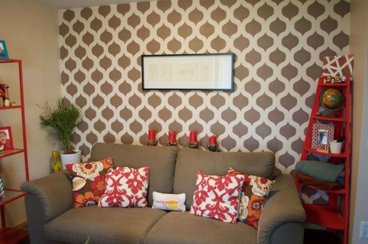 13 low budget ways to decorate your living room walls, Paint a simple and stylish stencil