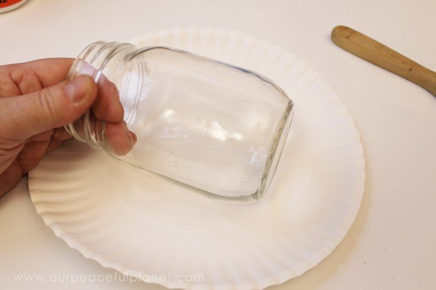 frascos de vidro com neve e etiquetas para presentes