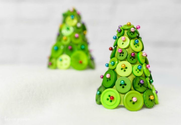 15 ideas de regalo fciles y rpidas con botones, P galos en peque os rboles de Navidad verdes