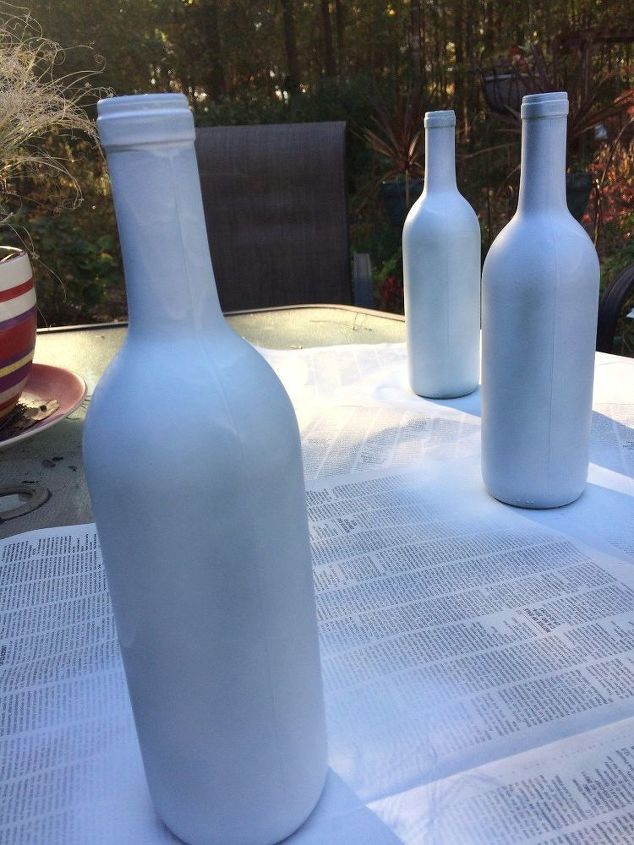 decorao de natal com garrafas de vinho fcil e barato, Depois de pintar as garrafas de branco