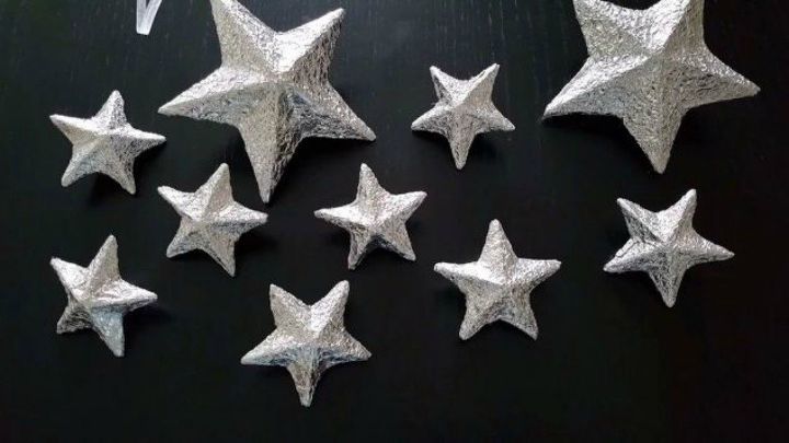 s dobla el papel de aluminio para estas impresionantes ideas de decoracion navidena, Estas estrellas brillantes en 3D de diferentes tama os