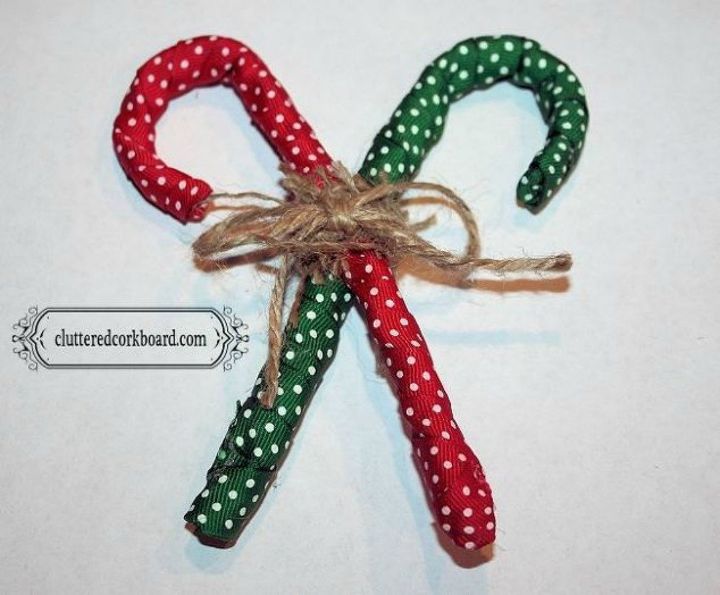 dobla el papel de aluminio para estas impresionantes ideas de decoracin navidea, Estos coloridos bastones de caramelo