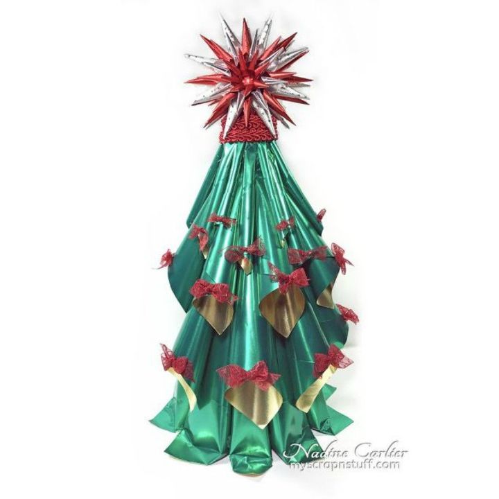 dobla el papel de aluminio para estas impresionantes ideas de decoracin navidea, Este impresionante mini rbol de Navidad