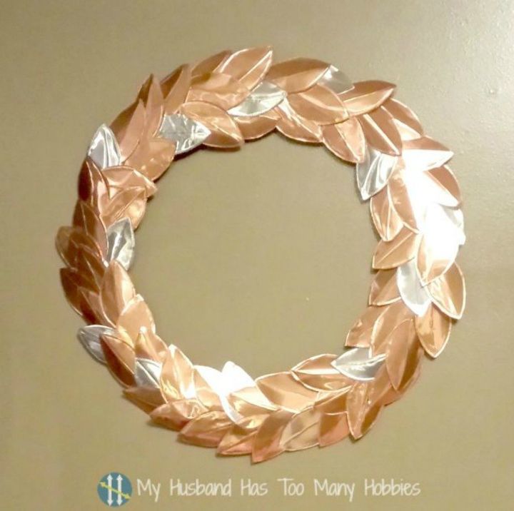 dobla el papel de aluminio para estas impresionantes ideas de decoracin navidea, Esta impresionante corona de hojas de cobre