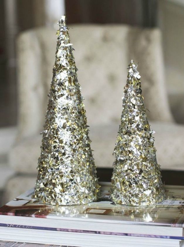 dobla el papel de aluminio para estas impresionantes ideas de decoracin navidea, Estos brillantes y bonitos rboles