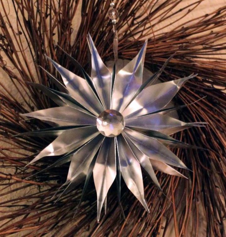 dobla el papel de aluminio para estas impresionantes ideas de decoracin navidea, Estos adornos florales brillantes y puntiagudos