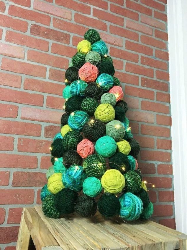 17 mini rboles de navidad que no podemos dejar de mirar esta temporada, rbol de bolas de lana