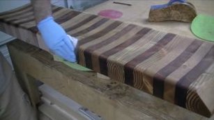 banco de madeira recuperada e ao esculpido