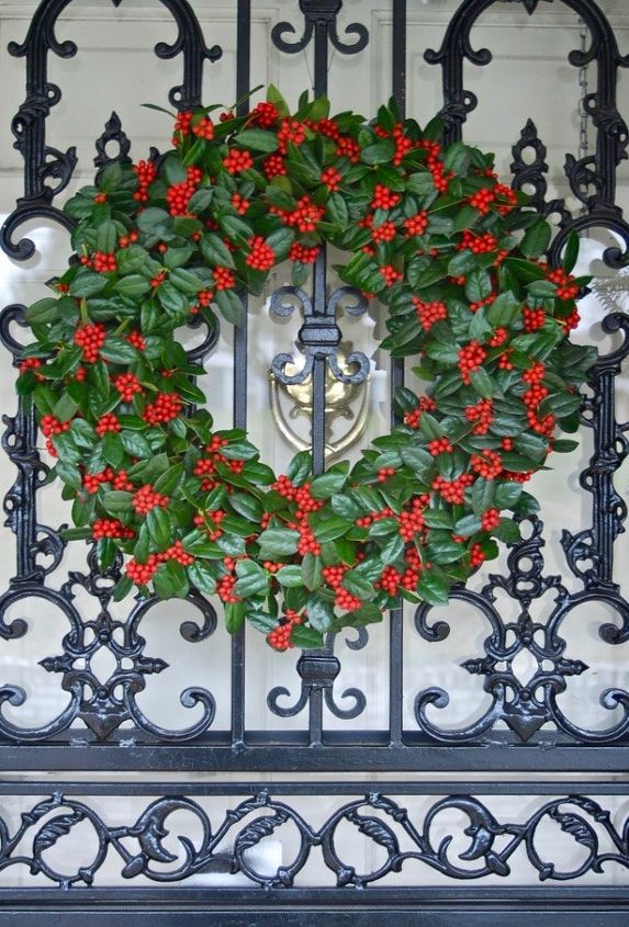 fresh holly wreath diy, crafts, wreaths