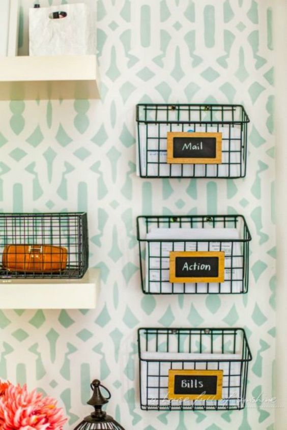 14 increbles ideas para cestas de madres muy creativas, DIY Cestas de correo de alambre industrial de un cubo de limpieza de 5 d lares
