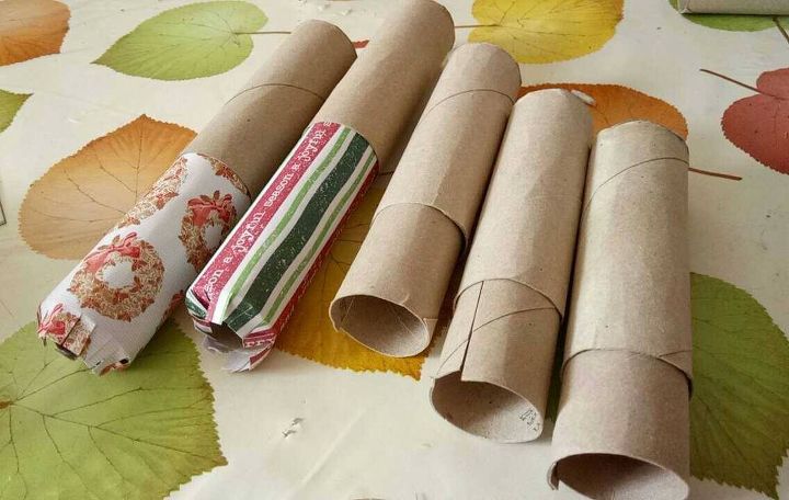 calendario de adviento de navidad con tubos de papel higinico reciclados