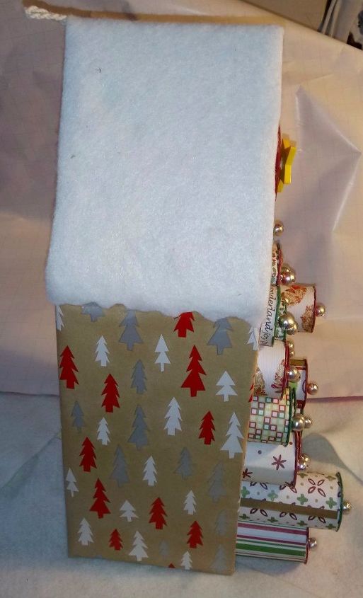 calendario de adviento de navidad con tubos de papel higinico reciclados
