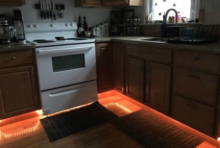 14 brillantes trucos de ganchos de comando para su hogar, Instale la iluminaci n debajo de los armarios de la cocina