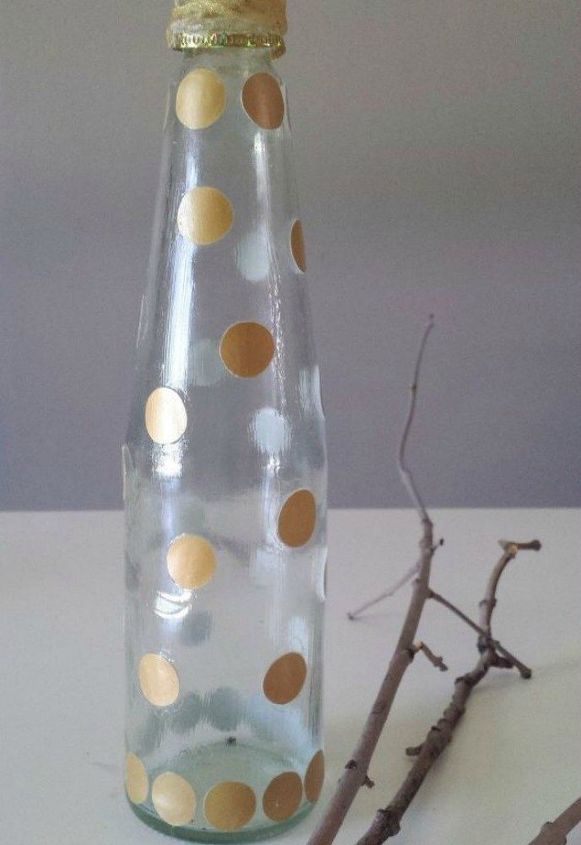 transforma los jarrones de vidrio baratos con estas 17 ideas impresionantes, Pega puntos dorados para una transformaci n elegante