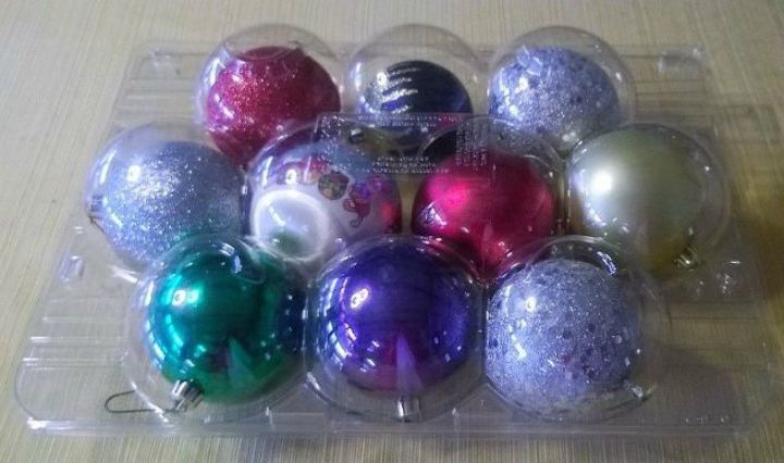 s don t put away your christmas decorations before you see these hacks, christmas decorations, Store your ornaments in apple containers