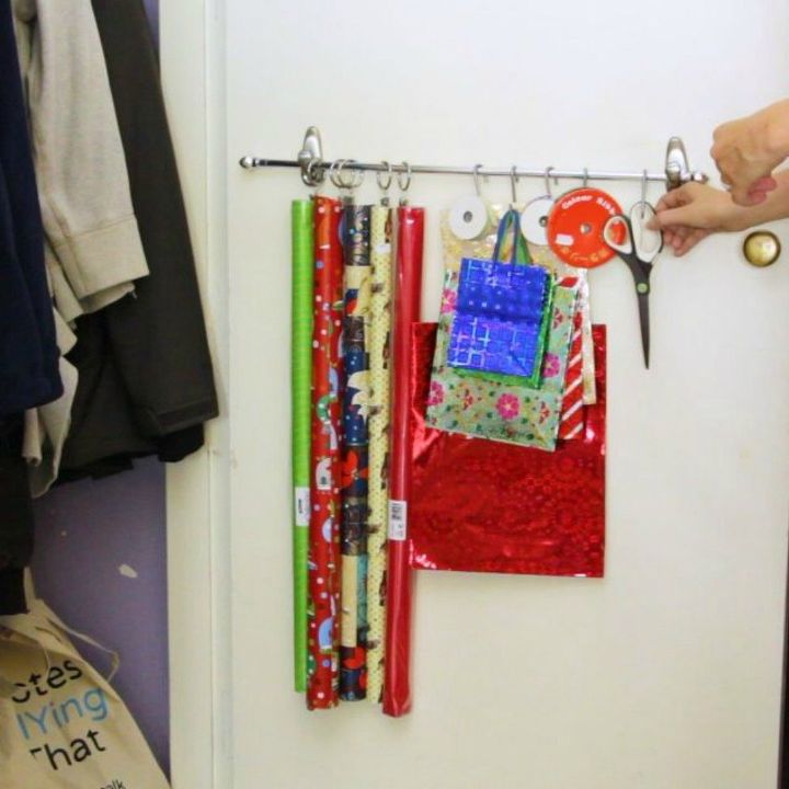 no guardes tus adornos navideos antes de ver estos trucos, Una estaci n de envoltura en la puerta de tu armario