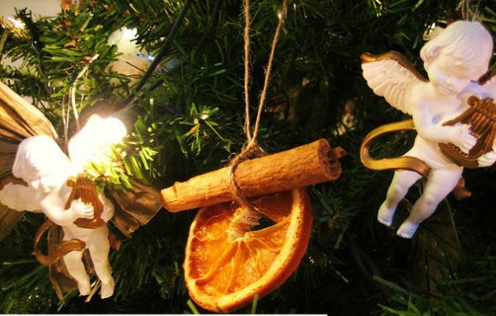 s make your home smell amazing with these diy winter scent ideas, home decor, These orange pomanders that hang on your tree