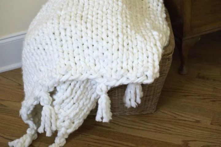 16 maneiras acessveis de aquecer sua casa neste inverno, Tricotar um cobertor grosso aconchegante e volumoso em um dia