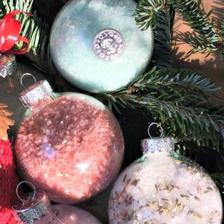 14 maneiras incrveis de reutilizar suas decoraes de natal depois do natal, Sais de banho com enfeites de Natal