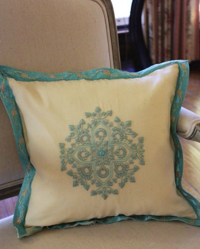 utiliza tus viejas bufandas para estas 12 increbles ideas de decoracin para el hogar, C rtala para hacer una preciosa funda de almohada