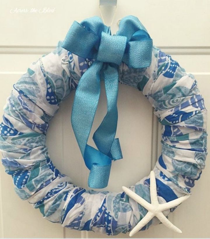 utiliza tus viejas bufandas para estas 12 increbles ideas de decoracin para el hogar, Envu lvelo alrededor de una corona de flores