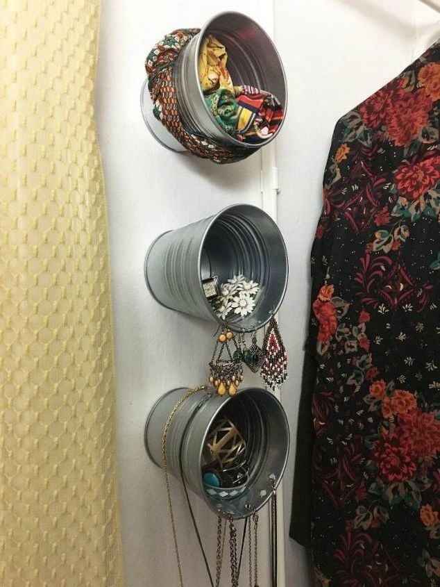utiliza tus viejas bufandas para estas 12 increbles ideas de decoracin para el hogar, talo alrededor de un cubo galvanizado