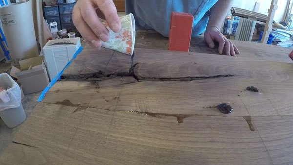 construindo uma vaidade flutuante com uma laje de nogueira de borda viva