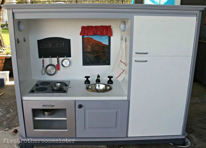 voc nunca pensou em colocar seus armrios de cozinha aqui 13 ideias, crian as brincam de cozinha