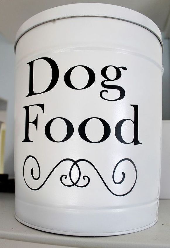 no jogue fora as latas de pipoca antes de ver essas 13 ideias, Transforme a lata de pipoca que sobrou em um recipiente de comida de cachorro