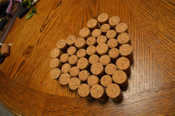 turn old corks into heart wall decor, home decor, wall decor