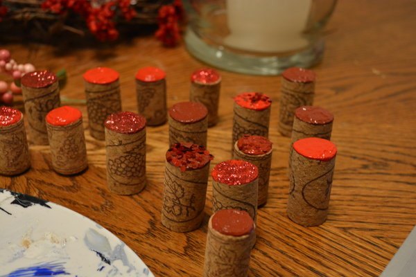 turn old corks into heart wall decor, home decor, wall decor