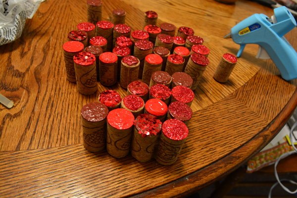 turn old corks into heart wall decor, home decor, wall decor