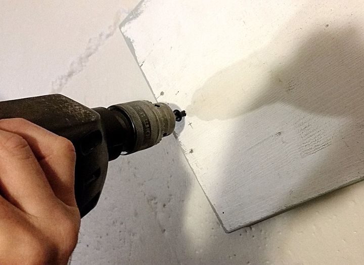 almacenamiento de la tabla de planchar en la pared para arreglar el cuarto de la, Es hora de atornillar la tabla en la pared