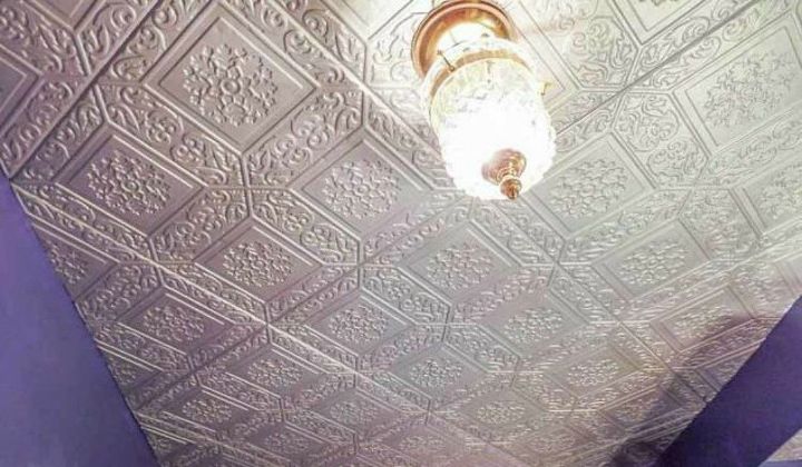 15 maneiras que voc nunca pensou em usar azulejo em sua casa, Como cobrir um teto de pipoca instalando Faux Tin
